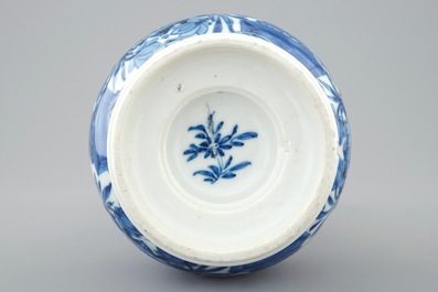 Een blauw-witte Chinese dubbele gourde vaas met vlinders, Kangxi